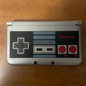 Nintendo 3DS XL NES edition in Gray/Black